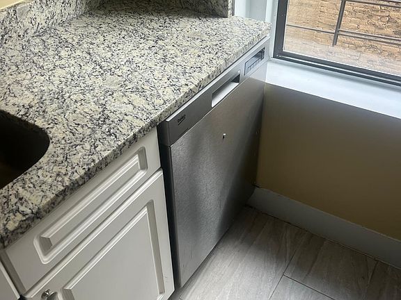 2nd image of 520 W 213th St Unit 4B