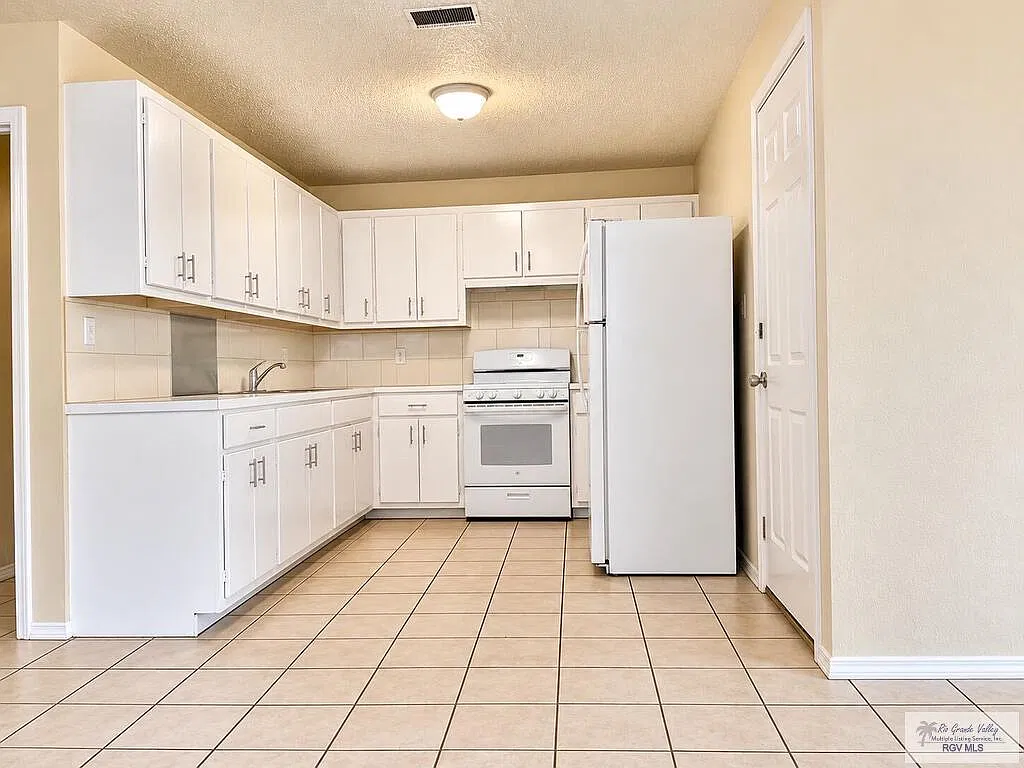 3 bed, 2.0 bath, 1032 sqft, $1,700 — Photo 3