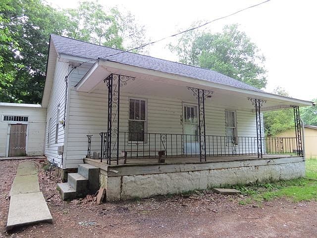 2nd image of 965 E St SE