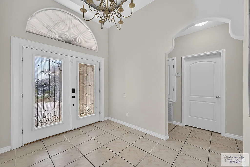 4 bed, 2.5 bath, 2400 sqft, $2,900 — Photo 3