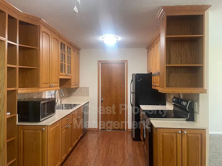 220 Avalon Rd — Photo 2