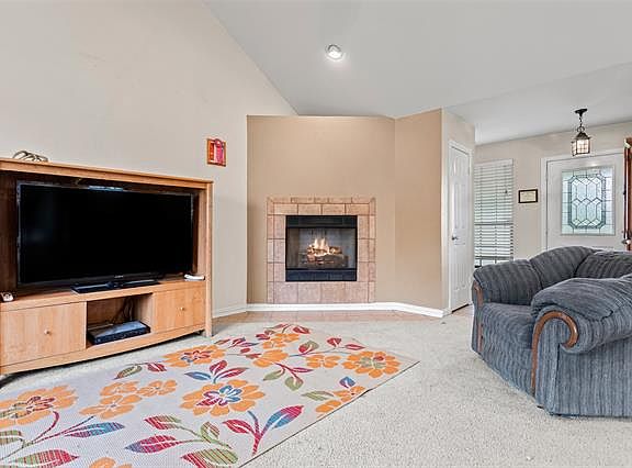 4th image of 824 East St