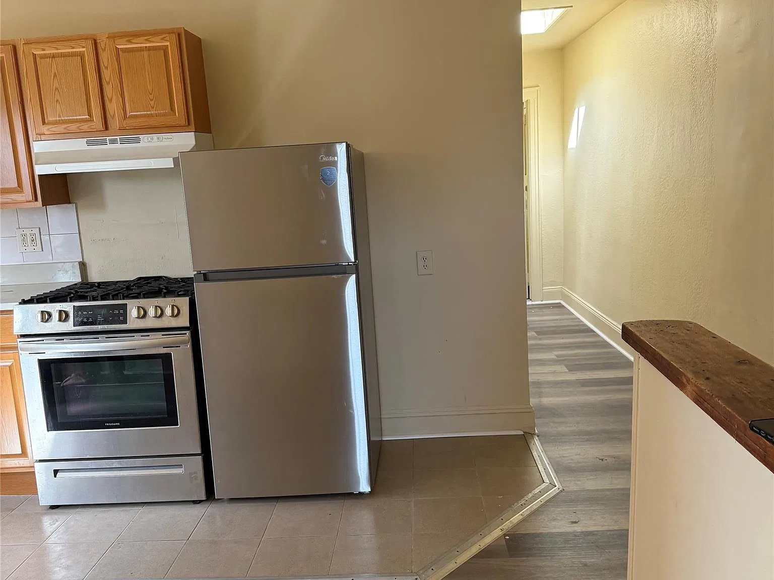 3 bed, 1.0 bath, 1394 sqft, $2,600 — Photo 3