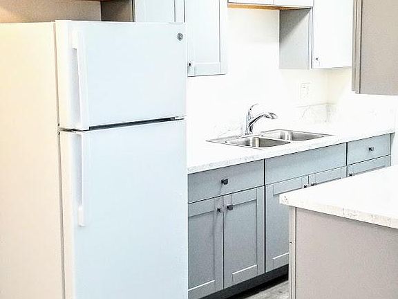 3rd image of 4919 Narragansett Ave APT 9