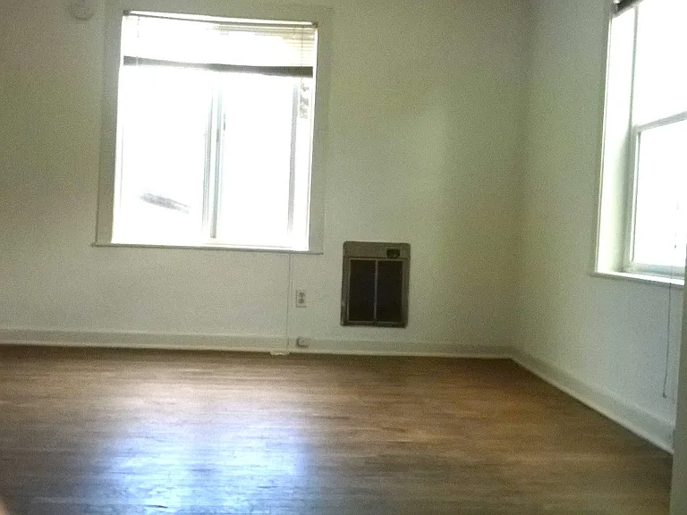 427 W 12th Aly #1 — Photo 4