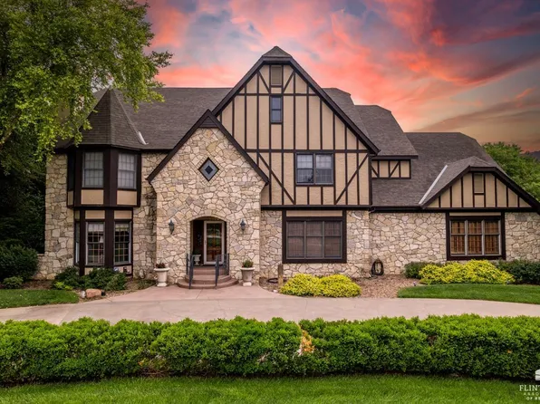 1420 Sharingbrook Dr, Manhattan, KS 66503