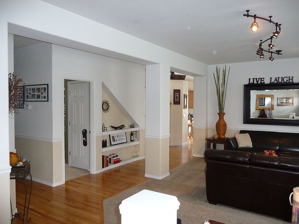 Entry & Formal Dining/Living