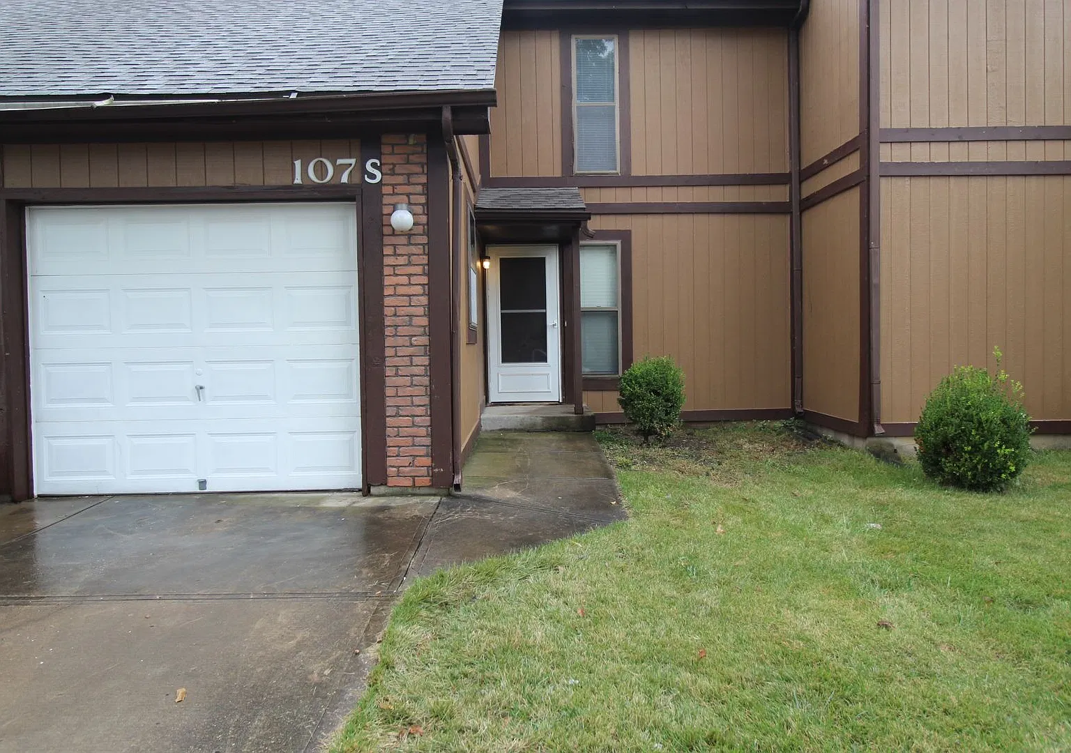 Updated 2 Bedroom 1.5 Bath Duplex In Olathe — Photo 1