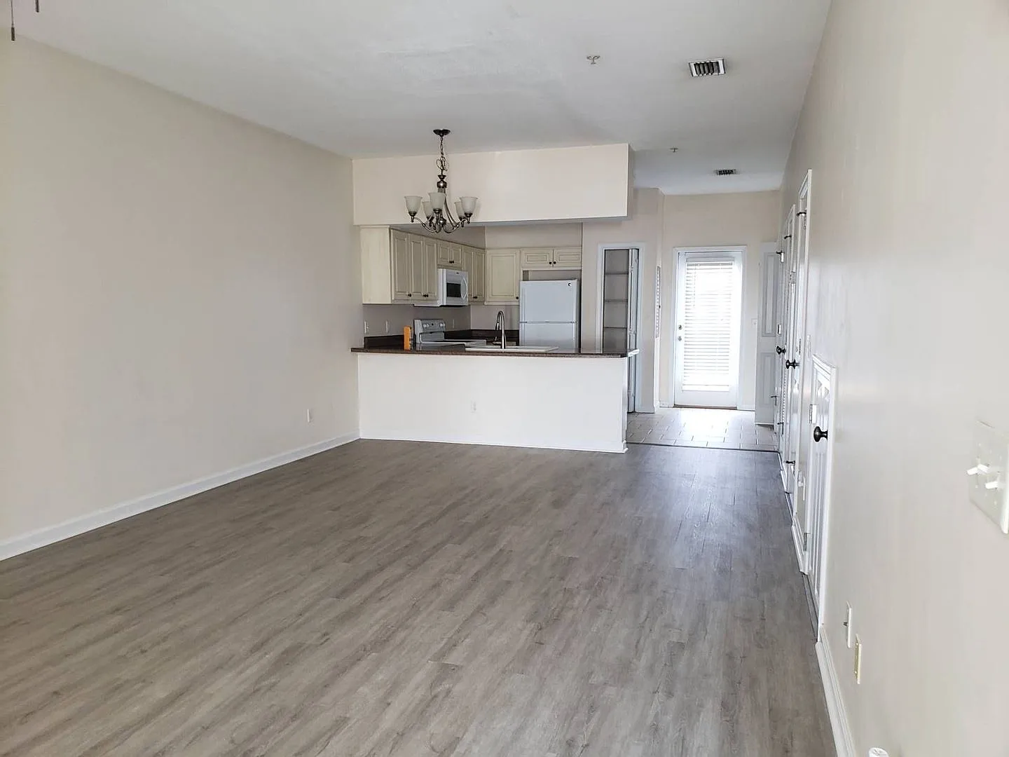 Fabulous Townhome In Gated Community W/Double Ensuites! *Special: 1/2 Off 1st Month's Rent!* — Photo 4