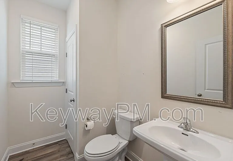 585 Hampton Dr — Photo 6
