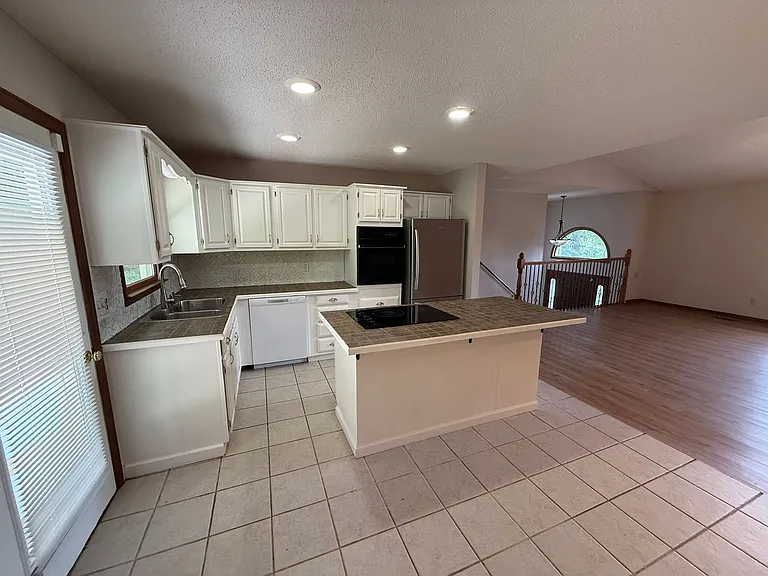 1201 Eastbrook Dr — Photo 5