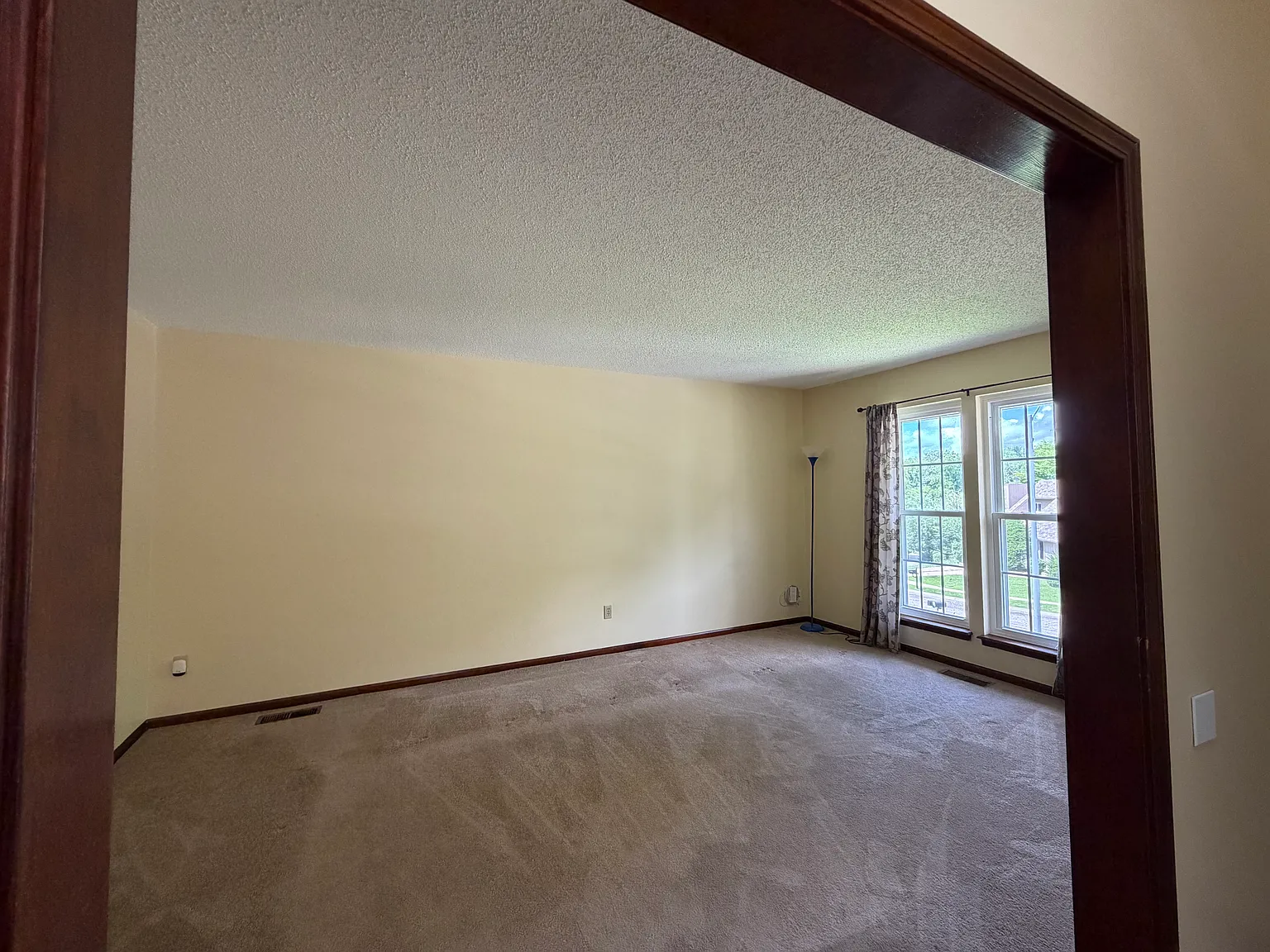 3 bed, 1400 sqft, $2,200 — Photo 4