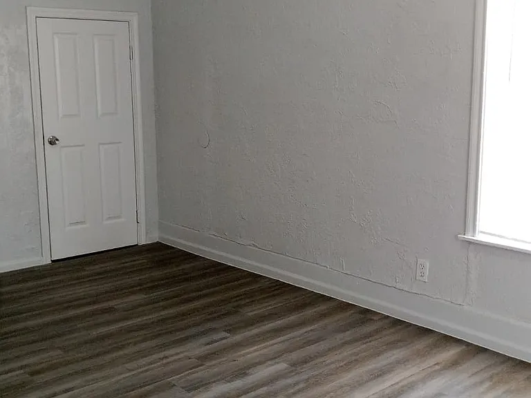 204 S Hackberry St #A — Photo 6