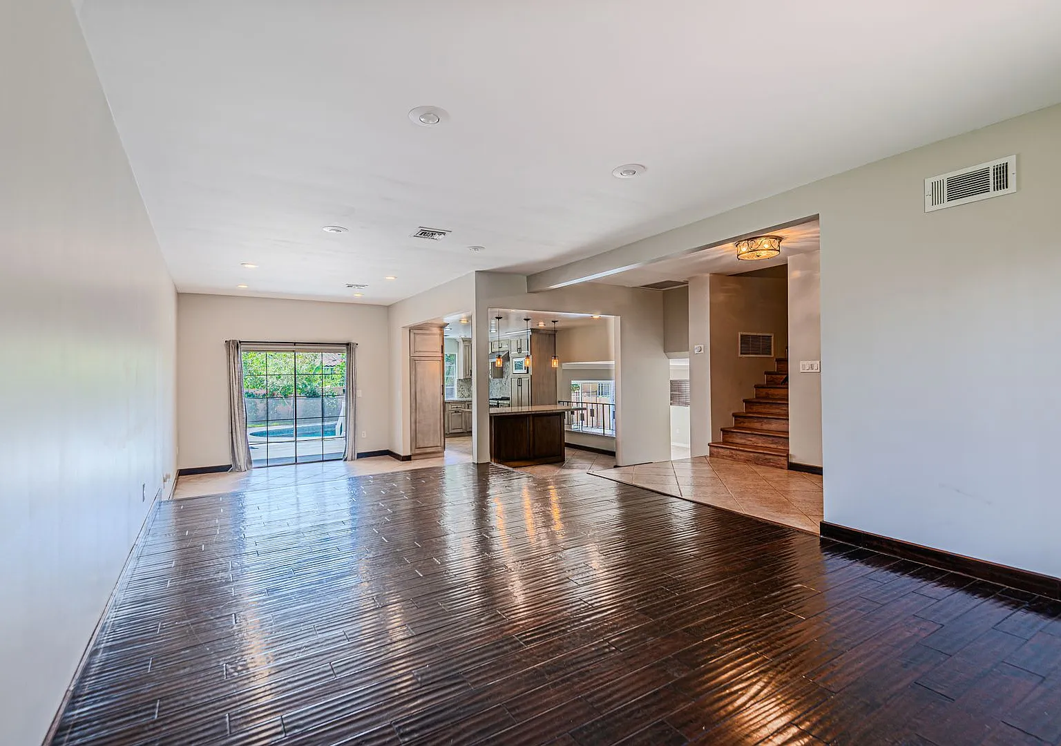 New Price Reduction: Beautiful 4-bed/3-bath house in Winnetka (the SF Valley) with pool & 2 car g... — Photo 4