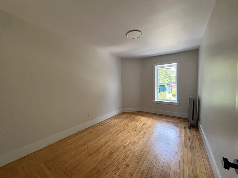 912 Dwight St #3-R — Photo 3