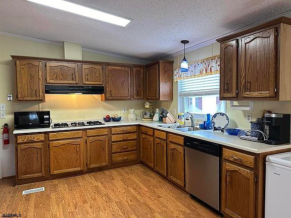 3rd image of 3 Hickory Ln