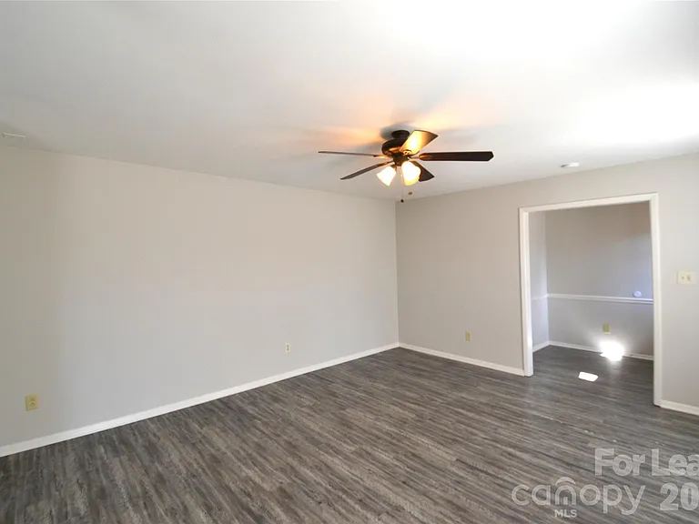 100 Old Farm Ct — Photo 17