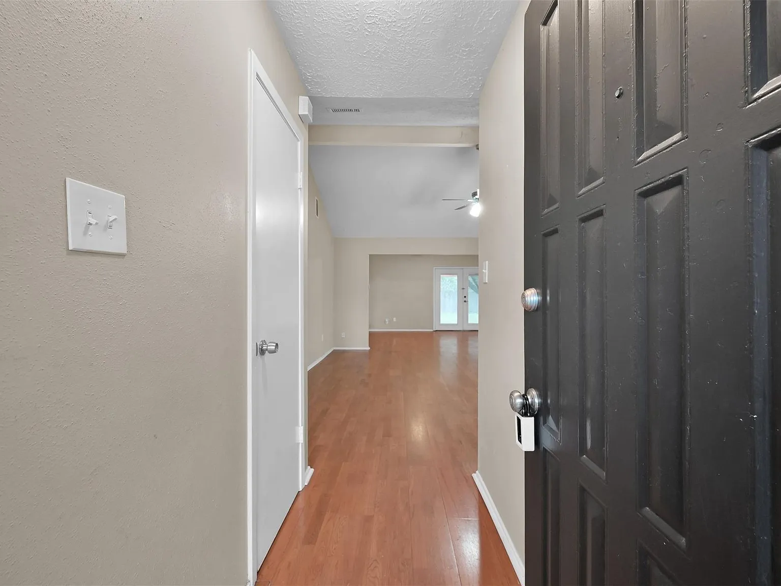 4 bed, 2.0 bath, 1860 sqft, $2,000 — Photo 3