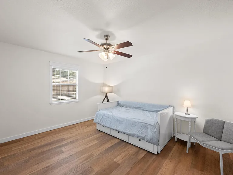 303 Lakeway Dr — Photo 23
