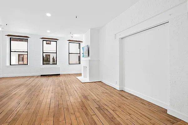 Sold by The SIMPLE Real Estate Co | media 11