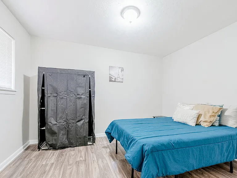 Canaan Dr SE — Photo 1