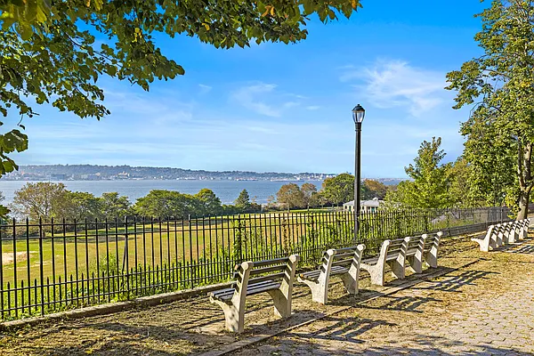 Sold by Thomas Lipovetsky, LREB | media 8