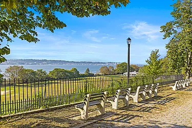 Sold by Thomas Lipovetsky, LREB