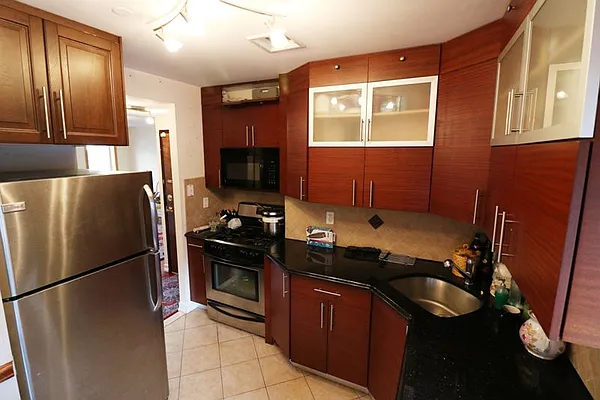 Sold by Dom Realty | media 21