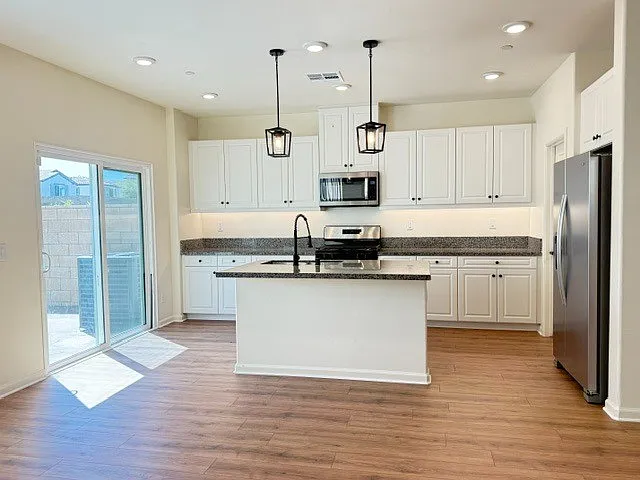 4 bed, 2.5 bath, 1869 sqft, $3,280 — Photo 3