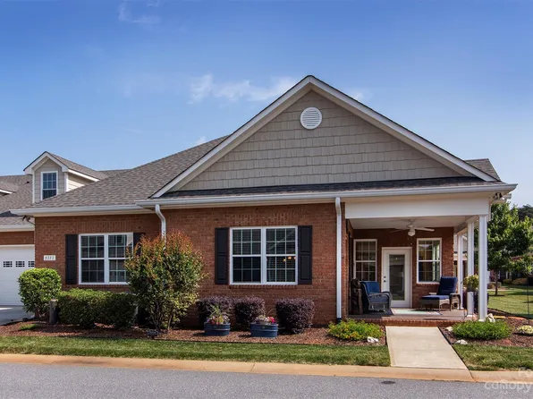 8313 Glacier Dr, Denver, NC 28037