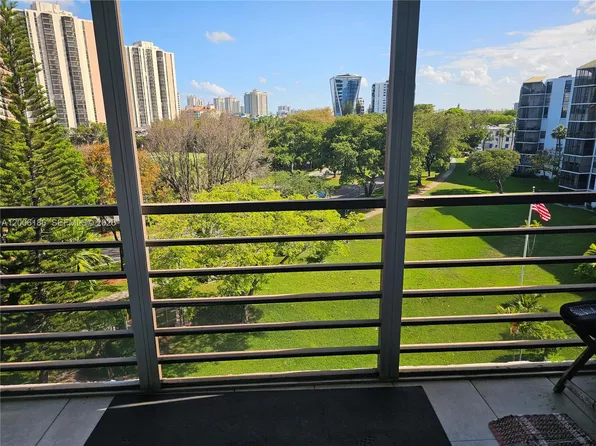 20500 W Country Club Dr, Aventura, FL