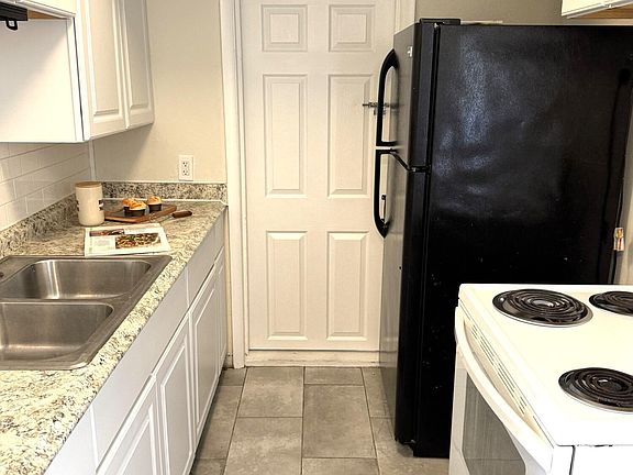 5th image of 4023 SKYCREST Drive