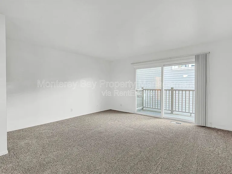 215 2nd St #B — Photo 2