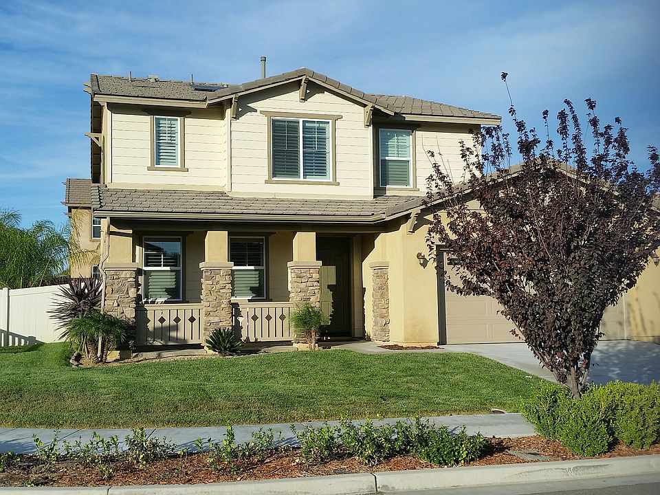 CORNER LOT, BEAUTIFUL POOL