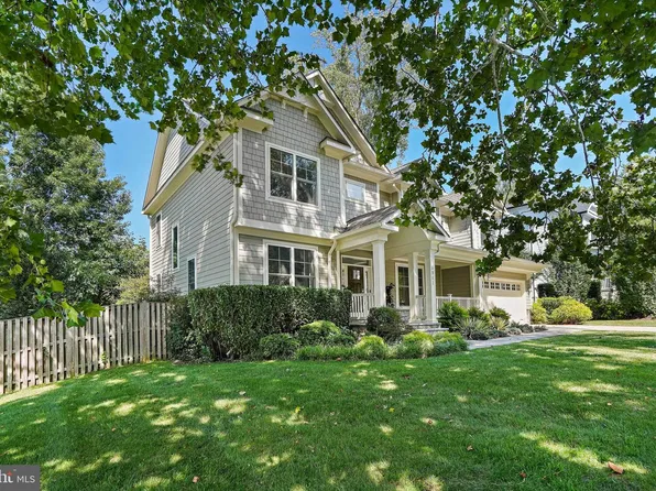6941 Winterberry Ln, Bethesda, MD 20817