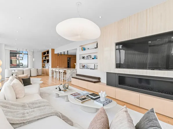 343 E 74th St, New York, NY 10021