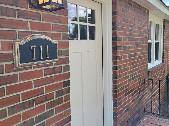 4th image of 711 Edinburg Ave