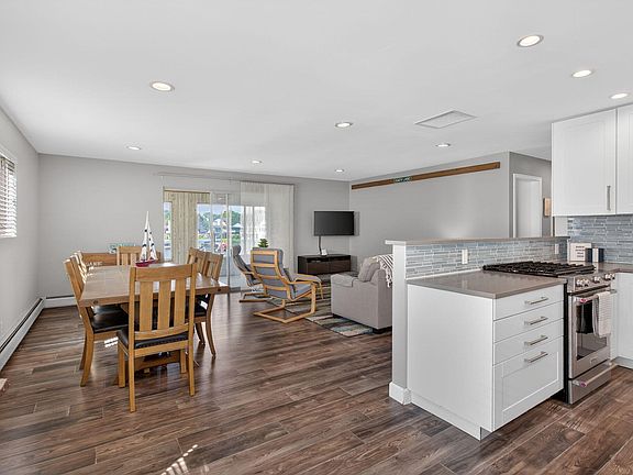 2nd image of 115 Kingsbury Dr