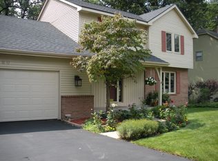 2560 Westbrook Dr NW, Grand Rapids, MI