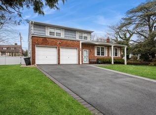 26 Bayberry Rd, Lawrence, NY 11559