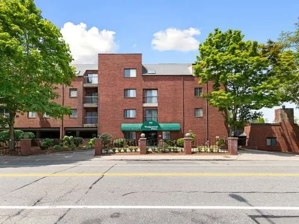 666 Main St APT 211, Winchester, MA 01890