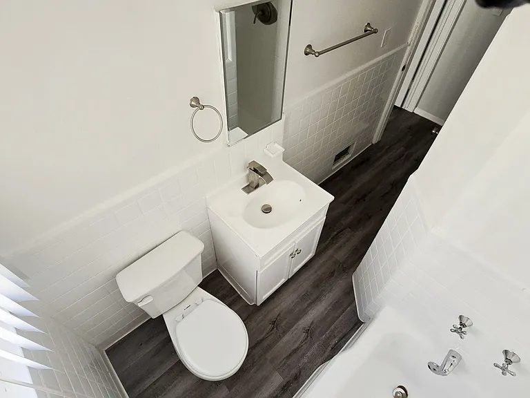 605 Kelton Ave — Photo 16