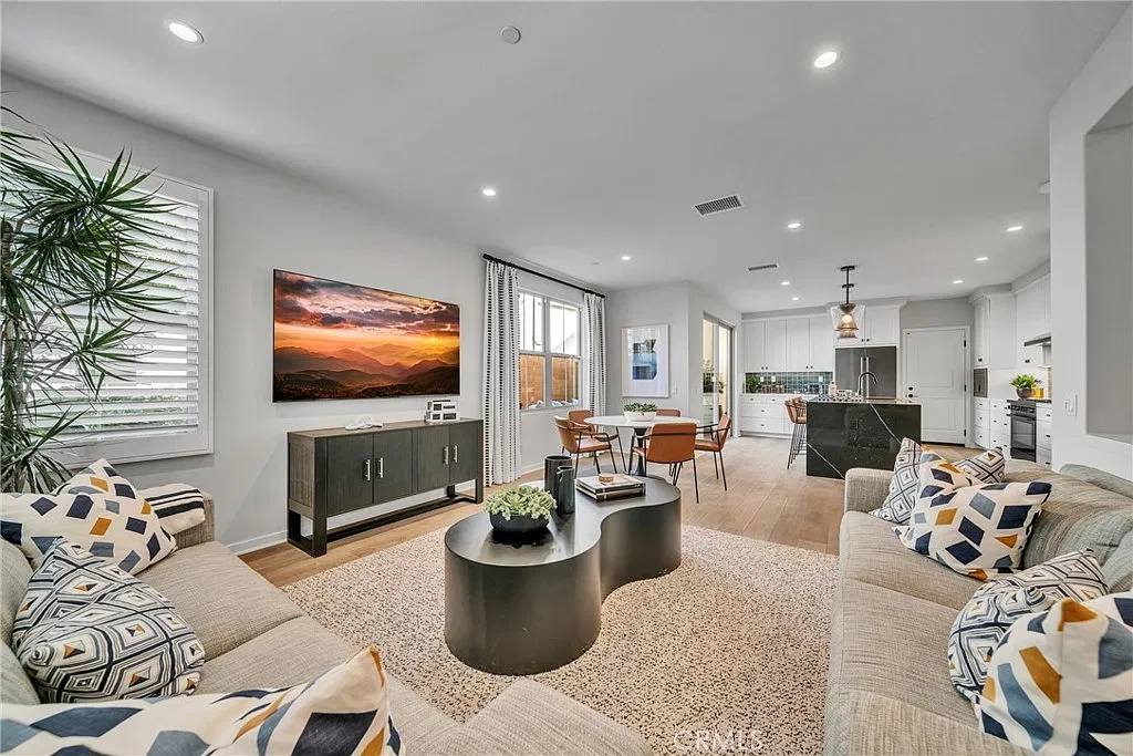 4 bed, 2006 sqft, $6,800 — Photo 3