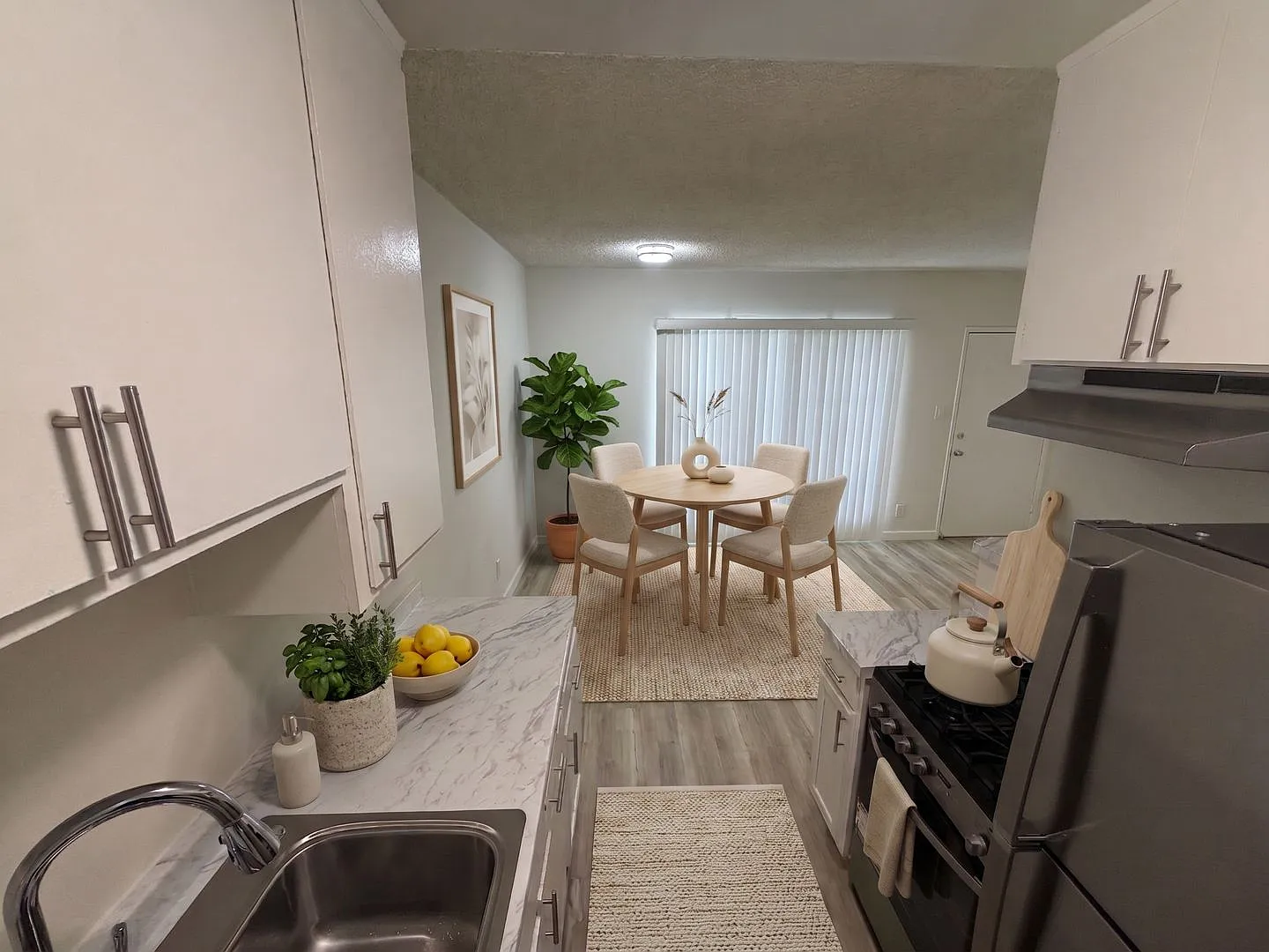 Welcome to 10121 Tabor St. apartments located in the heart of Palms. — Photo 3