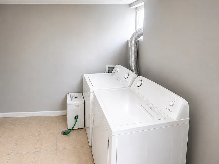 Laundry / washer & dryer