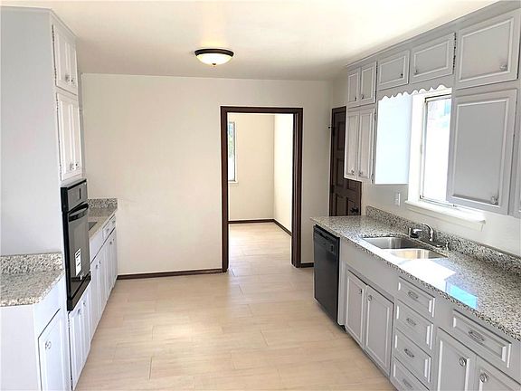 4th image of 604 De Leon Dr