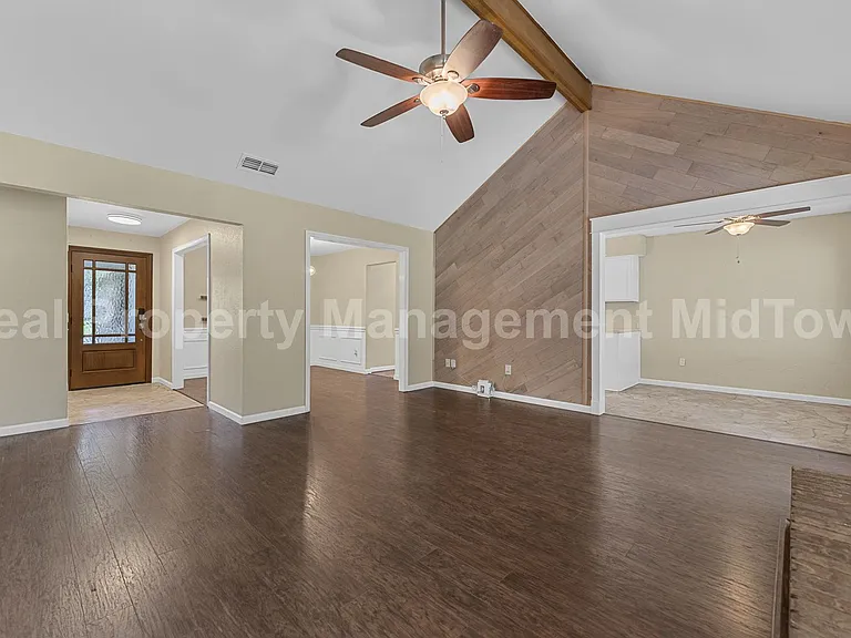 2132 Turf Club Dr — Photo 3