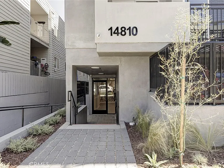 14810 Delano St #403 — Photo 11