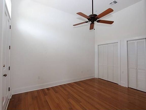Bedroom w/balcony