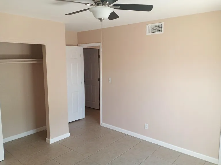 945 E Roma Ave — Photo 2